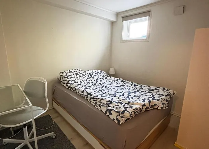 Modern Basement 1bhk Private Entry Leilighet